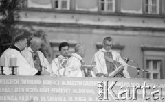 31.05.1981, Warszawa, Polska.
Pogrzeb Kardynała Stefana Wyszyńskiego. Ceremonia pogrzebowa - księża celebrujący mszę. Mszy przewodniczy Sekretarz Stanu Watykanu kardynał Agostino Casaroli.
Fot. NN, zbiory Ośrodka KARTA/Independent Polish Agency (IPA) przekazał Józef Lebenbaum