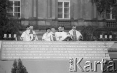 31.05.1981, Warszawa, Polska.
Pogrzeb Kardynała Stefana Wyszyńskiego. Ceremonia pogrzebowa - księża celebrujący mszę. Mszy przewodniczy Sekretarz Stanu Watykanu kardynał Agostino Casaroli.
Fot. NN, zbiory Ośrodka KARTA/Independent Polish Agency (IPA) przekazał Józef Lebenbaum