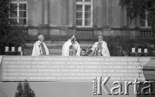 31.05.1981, Warszawa, Polska.
Pogrzeb Kardynała Stefana Wyszyńskiego. Ceremonia pogrzebowa - księża celebrujący mszę. Mszy przewodniczy Sekretarz Stanu Watykanu kardynał Agostino Casaroli.
Fot. NN, zbiory Ośrodka KARTA/Independent Polish Agency (IPA) przekazał Józef Lebenbaum