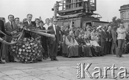 31.05.1981, Warszawa, Polska.
Pogrzeb Kardynała Stefana Wyszyńskiego - delegacja Batalionów Chłopskich z wieńcem pogrzebowym. Po prawej stronie widoczne jest duchowieństwo, w tle - wóz transmisyjny.
Fot. NN, zbiory Ośrodka KARTA/Independent Polish Agency (IPA) przekazał Józef Lebenbaum