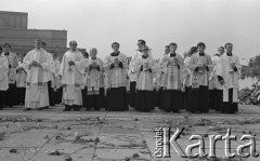 31.05.1981, Warszawa, Polska.
Pogrzeb Kardynała Stefana Wyszyńskiego - księża i klerycy biorący udział w ceremonii. Na placu rozrzucone zostały kwiaty.
Fot. NN, zbiory Ośrodka KARTA/Independent Polish Agency (IPA) przekazał Józef Lebenbaum