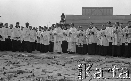 31.05.1981, Warszawa, Polska.
Pogrzeb Kardynała Stefana Wyszyńskiego - księża i klerycy biorący udział w ceremonii. Na placu rozrzucone zostały kwiaty. Na drugim planie widoczny jest reporter filmujący uroczystość.
Fot. NN, zbiory Ośrodka KARTA/Independent Polish Agency (IPA) przekazał Józef Lebenbaum