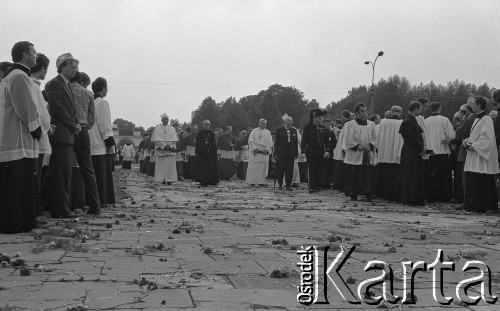 31.05.1981, Warszawa, Polska.
Pogrzeb Kardynała Stefana Wyszyńskiego - księża i klerycy biorący udział w ceremonii. Na placu rozrzucone zostały kwiaty.
Fot. NN, zbiory Ośrodka KARTA/Independent Polish Agency (IPA) przekazał Józef Lebenbaum