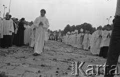 31.05.1981, Warszawa, Polska.
Pogrzeb Kardynała Stefana Wyszyńskiego - księża i klerycy biorący udział w ceremonii. Na placu rozrzucone zostały kwiaty. W tle widoczny jest Grób Nieznanego Żołnierza i Ogród Saski.
Fot. NN, zbiory Ośrodka KARTA/Independent Polish Agency (IPA) przekazał Józef Lebenbaum