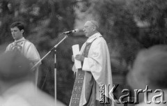 31.05.1981, Warszawa, Polska.
Pogrzeb Kardynała Stefana Wyszyńskiego. Przy mikrofonie Sekretarz Stanu Watykanu kardynał Agostino Casaroli, który przewodniczył uroczystościom pogrzebowym. 
Fot. NN, zbiory Ośrodka KARTA/Independent Polish Agency (IPA) przekazał Józef Lebenbaum