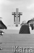 31.05.1981, Warszawa, Polska.
Pogrzeb Kardynała Stefana Wyszyńskiego - widok na ołtarz z krzyżem i trumnę na katafalku.
Fot. NN, zbiory Ośrodka KARTA/Independent Polish Agency (IPA) przekazał Józef Lebenbaum