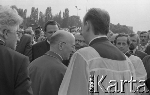 31.05.1981, Warszawa, Polska.
Pogrzeb Kardynała Stefana Wyszyńskiego - na zdjęciu widoczny m.in. ksiądz Henryk Jankowski i Lech Wałęsa.
Fot. NN, zbiory Ośrodka KARTA/Independent Polish Agency (IPA) przekazał Józef Lebenbaum