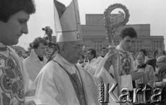 31.05.1981, Warszawa, Polska.
Pogrzeb Kardynała Stefana Wyszyńskiego - Sekretarz Stanu Watykanu kardynał Agostino Casaroli na Placu Zwycięstwa. W tle Teatr Wielki oraz reporter filmujący uroczystość.
Fot. NN, zbiory Ośrodka KARTA/Independent Polish Agency (IPA) przekazał Józef Lebenbaum