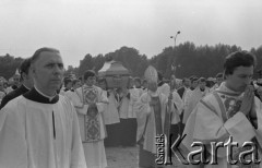 31.05.1981, Warszawa, Polska.
Pogrzeb Kardynała Stefana Wyszyńskiego. Duchowni niosą trumnę przez Plac Zwycięstwa. Przed trumną idzie Sekretarz Stanu Watykanu kardynał Agostino Casaroli. 
Fot. NN, zbiory Ośrodka KARTA/Independent Polish Agency (IPA) przekazał Józef Lebenbaum