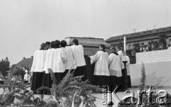 31.05.1981, Warszawa, Polska.
Pogrzeb Kardynała Stefana Wyszyńskiego - duchowni ustawiają trumnę na katafalku przed ołtarzem. Na pierwszym planie widoczne są kwiaty. 
Fot. NN, zbiory Ośrodka KARTA/Independent Polish Agency (IPA) przekazał Józef Lebenbaum