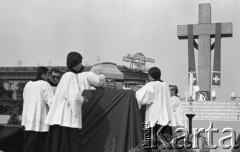 31.05.1981, Warszawa, Polska.
Pogrzeb Kardynała Stefana Wyszyńskiego - duchowni ustawiają trumnę na katafalku przed ołtarzem. W tle - krzyż oraz Hotel Europejski.
Fot. NN, zbiory Ośrodka KARTA/Independent Polish Agency (IPA) przekazał Józef Lebenbaum