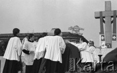 31.05.1981, Warszawa, Polska.
Pogrzeb Kardynała Stefana Wyszyńskiego - duchowni ustawiają trumnę na katafalku przed ołtarzem. W tle - krzyż oraz Hotel Europejski.
Fot. NN, zbiory Ośrodka KARTA/Independent Polish Agency (IPA) przekazał Józef Lebenbaum