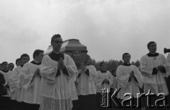 31.05.1981, Warszawa, Polska.
Pogrzeb Kardynała Stefana Wyszyńskiego - duchowni niosą trumnę przez Plac Zwycięstwa.
Fot. NN, zbiory Ośrodka KARTA/Independent Polish Agency (IPA) przekazał Józef Lebenbaum