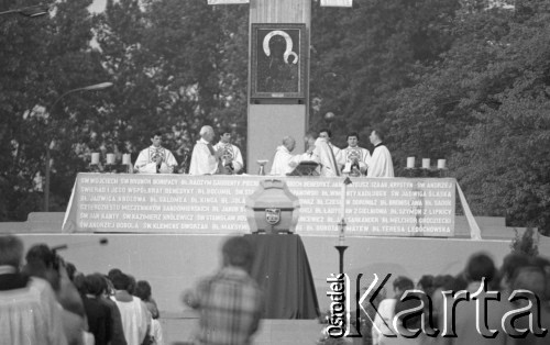 31.05.1981, Warszawa, Polska.
Pogrzeb Kardynała Stefana Wyszyńskiego - ceremonia pogrzebowa. Mszy przewodniczy Sekretarz Stanu Watykanu kardynał Agostino Casaroli. Wierni oraz trumna ustawiona na katafalku.
Fot. NN, zbiory Ośrodka KARTA/Independent Polish Agency (IPA) przekazał Józef Lebenbaum