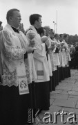 31.05.1981, Warszawa, Polska.
Pogrzeb Kardynała Stefana Wyszyńskiego - księża uczestniczący w ceremonii trzymają cyboria (puszki).
Fot. NN, zbiory Ośrodka KARTA/Independent Polish Agency (IPA) przekazał Józef Lebenbaum