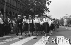 31.05.1981, Warszawa, Polska.
Pogrzeb Kardynała Stefana Wyszyńskiego - delegacja studentów z kwiatami idzie ulicą Krakowskie Przedmieście. Wierni obserwują uroczystości.
Fot. NN, zbiory Ośrodka KARTA/Independent Polish Agency (IPA) przekazał Józef Lebenbaum