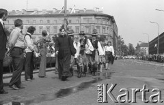 31.05.1981, Warszawa, Polska.
Pogrzeb Kardynała Stefana Wyszyńskiego - przebrani w stroje ludowe uczestnicy ceremoni pogrzebowej. Uroczystość obserwują wierni. 
Fot. NN, zbiory Ośrodka KARTA/Independent Polish Agency (IPA) przekazał Józef Lebenbaum
