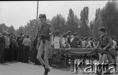 31.05.1981, Warszawa, Polska.
Pogrzeb Kardynała Stefana Wyszyńskiego - harcerze z obsługi medycznej niosą nosze. Na drugim planie - przebrani w stroje ludowe uczestnicy ceremonii. 
Fot. NN, zbiory Ośrodka KARTA/Independent Polish Agency (IPA) przekazał Józef Lebenbaum