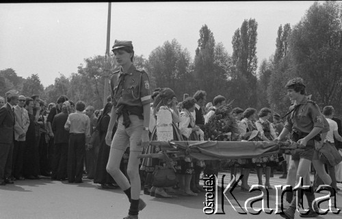 31.05.1981, Warszawa, Polska.
Pogrzeb Kardynała Stefana Wyszyńskiego - harcerze z obsługi medycznej niosą nosze. Na drugim planie - przebrani w stroje ludowe uczestnicy ceremonii. 
Fot. NN, zbiory Ośrodka KARTA/Independent Polish Agency (IPA) przekazał Józef Lebenbaum