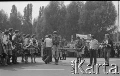 31.05.1981, Warszawa, Polska.
Pogrzeb Kardynała Stefana Wyszyńskiego - harcerze z obsługi medycznej niosą nosze. Po lewej stronie - łowiczanie w strojach ludowych trzymają wieniec. 
Fot. NN, zbiory Ośrodka KARTA/Independent Polish Agency (IPA) przekazał Józef Lebenbaum