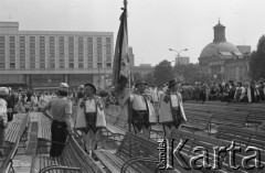 31.05.1981, Warszawa, Polska.
Pogrzeb Kardynała Stefana Wyszyńskiego - górale w strojach ludowych ze sztandarem. W tle - Hotel Viktoria, Zachęta i kopuła Kościoła Ewangelicko-Augsburskiego. 
Fot. NN, zbiory Ośrodka KARTA/Independent Polish Agency (IPA) przekazał Józef Lebenbaum