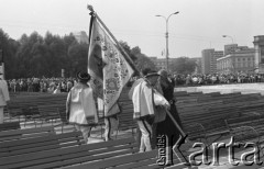 31.05.1981, Warszawa, Polska.
Pogrzeb Kardynała Stefana Wyszyńskiego - górale w strojach ludowych ze sztandarem. W tle - wierni oraz Ogród Saski.
Fot. NN, zbiory Ośrodka KARTA/Independent Polish Agency (IPA) przekazał Józef Lebenbaum