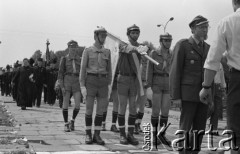 31.05.1981, Warszawa, Polska.
Pogrzeb Kardynała Stefana Wyszyńskiego - delegacje harcerzy i górników ze sztandarami. 
Fot. NN, zbiory Ośrodka KARTA/Independent Polish Agency (IPA) przekazał Józef Lebenbaum