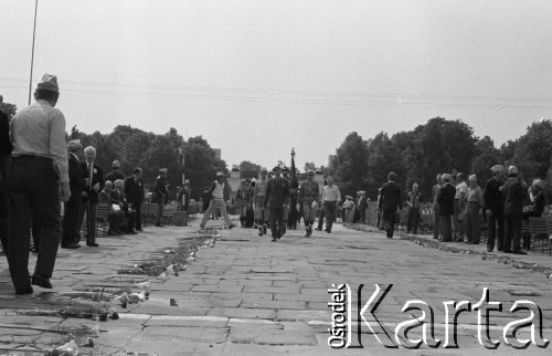 31.05.1981, Warszawa, Polska.
Pogrzeb Kardynała Stefana Wyszyńskiego - delegacja harcerzy ze sztandarem idzie przez Plac Zwycięstwa (dzisiejszy Plac Marszałka Józefa Piłsudskiego). W tle - Grób Nieznanego Żołnierza oraz Ogród Saski. 
Fot. NN, zbiory Ośrodka KARTA/Independent Polish Agency (IPA) przekazał Józef Lebenbaum