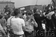 31.05.1981, Warszawa, Polska.
Pogrzeb Kardynała Stefana Wyszyńskiego - wierni uczestniczący w ceremonii. W tłumie widoczne są transparenty: 