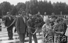 31.05.1981, Warszawa, Polska.
Pogrzeb Kardynała Stefana Wyszyńskiego - delegacje różnych grup niosą wieńce pogrzebowe. W tle - wierni oraz Ogród Saski.
Fot. NN, zbiory Ośrodka KARTA/Independent Polish Agency (IPA) przekazał Józef Lebenbaum