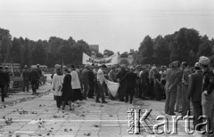 31.05.1981, Warszawa, Polska.
Pogrzeb Kardynała Stefana Wyszyńskiego - delegacja Solidarności z transparentem. W tle - Grób Nieznanego Żołnierza oraz Ogród Saski. Na placu rozrzucone zostały kwiaty.
Fot. NN, zbiory Ośrodka KARTA/Independent Polish Agency (IPA) przekazał Józef Lebenbaum