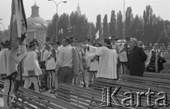 31.05.1981, Warszawa, Polska.
Pogrzeb Kardynała Stefana Wyszyńskiego - górale w strojach ludowych trzymają sztandar z kirem. W tle widoczna jest kopuła Kościoła Ewangelicko-Augsburskiego.
Fot. NN, zbiory Ośrodka KARTA/Independent Polish Agency (IPA) przekazał Józef Lebenbaum