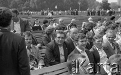 31.05.1981, Warszawa, Polska.
Pogrzeb Kardynała Stefana Wyszyńskiego - uczestnicy ceremonii siedzą na ławkach na Placu Zwycięstwa (dzisiejszy Plac Marszałka Józefa Piłsudskiego). 
Fot. NN, zbiory Ośrodka KARTA/Independent Polish Agency (IPA) przekazał Józef Lebenbaum