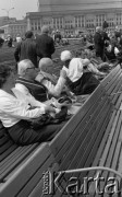 31.05.1981, Warszawa, Polska.
Pogrzeb Kardynała Stefana Wyszyńskiego - uczestnicy ceremonii siedzą na ławkach na Placu Zwycięstwa (dzisiejszy Plac Marszałka Józefa Piłsudskiego). W tle - Teatr Wielki.
Fot. NN, zbiory Ośrodka KARTA/Independent Polish Agency (IPA) przekazał Józef Lebenbaum