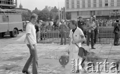 31.05.1981, Warszawa, Polska.
Pogrzeb Kardynała Stefana Wyszyńskiego - działacze Solidarności (sanitariusze). W tle - wierni i Hotel Victoria.
Fot. NN, zbiory Ośrodka KARTA/Independent Polish Agency (IPA) przekazał Józef Lebenbaum