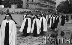 31.05.1981, Warszawa, Polska.
Pogrzeb Kardynała Stefana Wyszyńskiego - siostry zakonne przechodzą obok ołtarza. 
Fot. NN, zbiory Ośrodka KARTA/Independent Polish Agency (IPA) przekazał Józef Lebenbaum
