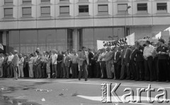 31.05.1981, Warszawa, Polska.
Pogrzeb Kardynała Stefana Wyszyńskiego - uczestnicy ceremonii z transparentem Solidarności. W tle - Hotel Victoria.  
Fot. NN, zbiory Ośrodka KARTA/Independent Polish Agency (IPA) przekazał Józef Lebenbaum