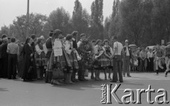 31.05.1981, Warszawa, Polska.
Pogrzeb Kardynała Stefana Wyszyńskiego - dziewczęta i chłopcy w ludowych strojach łowickich trzymają wieniec pogrzebowy. W tle - wierni. 
Fot. NN, zbiory Ośrodka KARTA/Independent Polish Agency (IPA) przekazał Józef Lebenbaum