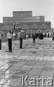 31.05.1981, Warszawa, Polska.
Pogrzeb Kardynała Stefana Wyszyńskiego - obługa telewizyjna ceremonii. W tle - Teatr Wielki. 
Fot. NN, zbiory Ośrodka KARTA/Independent Polish Agency (IPA) przekazał Józef Lebenbaum