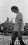 31.05.1981, Warszawa, Polska.
Pogrzeb Kardynała Stefana Wyszyńskiego - mężczyzna z opaską Solidarności na ramieniu. W tle - księża, wierni i kopuła Kościoła Ewangelicko-Augsburskiego.
Fot. NN, zbiory Ośrodka KARTA/Independent Polish Agency (IPA) przekazał Józef Lebenbaum