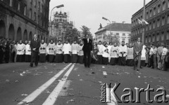 31.05.1981, Warszawa, Polska.
Pogrzeb Kardynała Stefana Wyszyńskiego - kondukt pogrzebowy idzie ulicą Królewską. W tle - Kościół Wizytek. 
Fot. NN, zbiory Ośrodka KARTA/Independent Polish Agency (IPA) przekazał Józef Lebenbaum