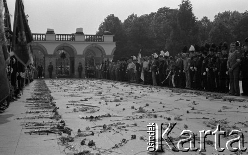 31.05.1981, Warszawa, Polska.
Pogrzeb Kardynała Stefana Wyszyńskiego - delegacja górników przed Grobem Nieznanego Żołnierza. Na placu rozrzucone zostały kwiaty.
Fot. NN, zbiory Ośrodka KARTA/Independent Polish Agency (IPA) przekazał Józef Lebenbaum