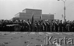 31.05.1981, Warszawa, Polska.
Pogrzeb Kardynała Stefana Wyszyńskiego - delegacja górników ze sztandarami i wieńcami. W tle - Teatr Wielki. 
Fot. NN, zbiory Ośrodka KARTA/Independent Polish Agency (IPA) przekazał Józef Lebenbaum