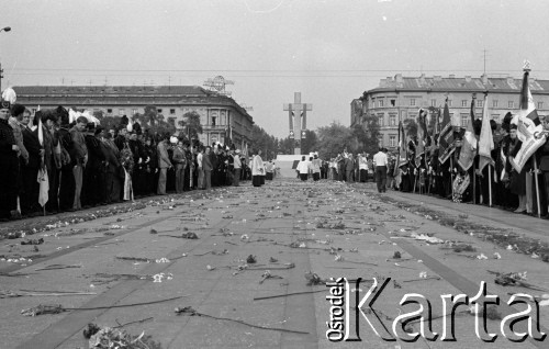 31.05.1981, Warszawa, Polska.
Pogrzeb Kardynała Stefana Wyszyńskiego - rozrzucone na placu kwiaty, po bokach stoją delegacje górników oraz księża. W tle widoczny jest ołtarz z krzyżem.
Fot. NN, zbiory Ośrodka KARTA/Independent Polish Agency (IPA) przekazał Józef Lebenbaum