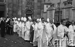 31.05.1981, Warszawa, Polska.
Pogrzeb Kardynała Stefana Wyszyńskiego - hierachowie Kościoła Katolickiego oraz zwierzchnik Polskiego Autokefalicznego Kościoła Prawosławnego Bazyli.  
Fot. NN, zbiory Ośrodka KARTA/Independent Polish Agency (IPA) przekazał Józef Lebenbaum