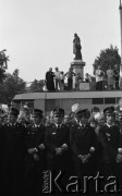 31.05.1981, Warszawa, Polska.
Pogrzeb Kardynała Stefana Wyszyńskiego - uczestnicy ceremonii. W tle - Pomnik Adama Mickiewicza. 
Fot. NN, zbiory Ośrodka KARTA/Independent Polish Agency (IPA) przekazał Józef Lebenbaum