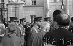 31.05.1981, Warszawa, Polska.
Pogrzeb Kardynała Stefana Wyszyńskiego - uczestnicy ceremonii wychodzą z kościoła. W tle - flagi z kirami.
Fot. NN, zbiory Ośrodka KARTA/Independent Polish Agency (IPA) przekazał Józef Lebenbaum