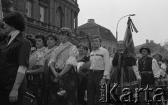 31.05.1981, Warszawa, Polska.
Pogrzeb Kardynała Stefana Wyszyńskiego - uczestnicy ceremonii ubrani w stroje ludowe trzymają sztandary z kirami. 
Fot. NN, zbiory Ośrodka KARTA/Independent Polish Agency (IPA) przekazał Józef Lebenbaum