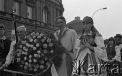 31.05.1981, Warszawa, Polska.
Pogrzeb Kardynała Stefana Wyszyńskiego - uczestnicy ceremonii ubrani w stroje ludowe trzymają wieńce pogrzebowe.
Fot. NN, zbiory Ośrodka KARTA/Independent Polish Agency (IPA) przekazał Józef Lebenbaum
