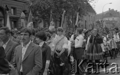 31.05.1981, Warszawa, Polska.
Pogrzeb Kardynała Stefana Wyszyńskiego - uczestnicy pogrzebu ze sztandarami, ubrani w stroje ludowe stoją na Krakowskim Przedmieściu. 
Fot. NN, zbiory Ośrodka KARTA/Independent Polish Agency (IPA) przekazał Józef Lebenbaum